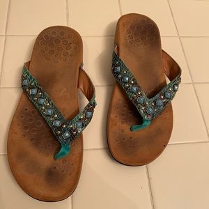 Vionic Florian’s teal snake print orthotic, comfortable flip flops.